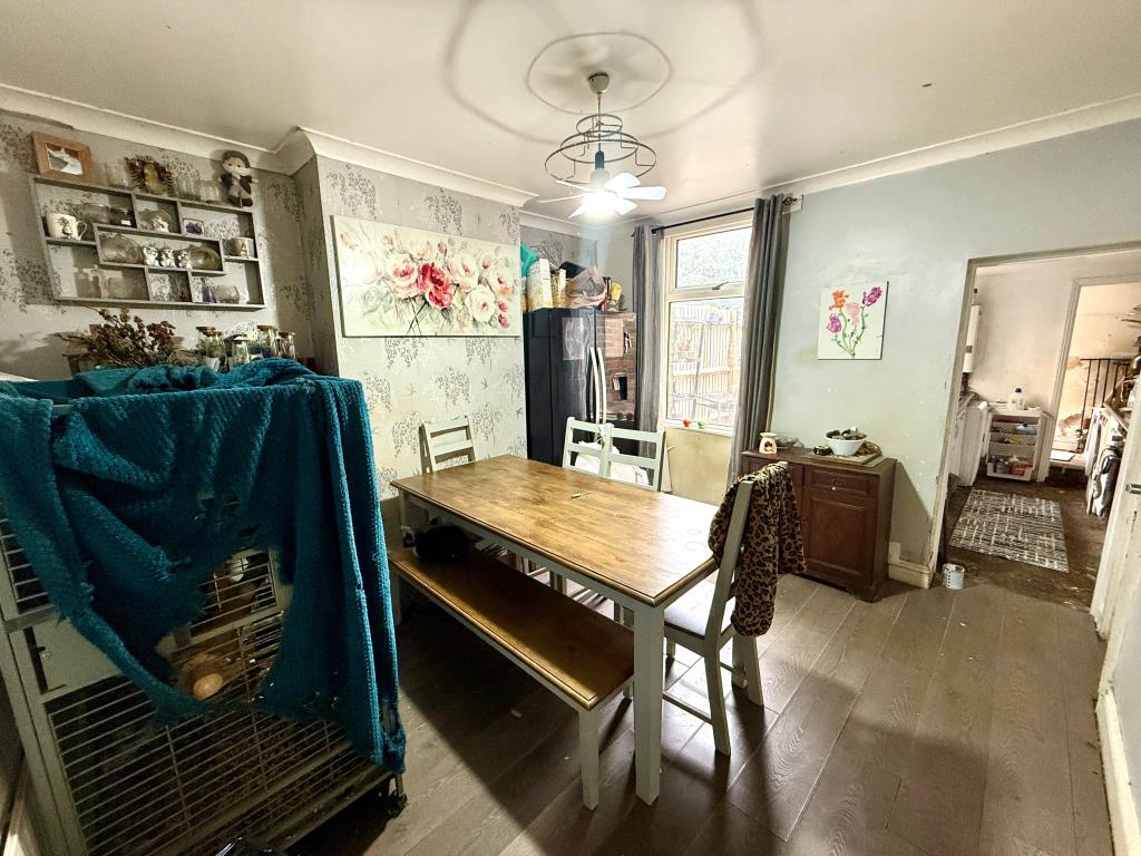 Lot: 177 - THREE-BEDROOM HOUSE FOR INVESTMENT - Dining room